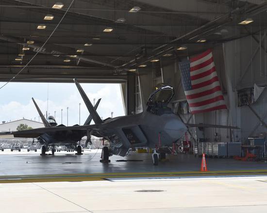 美军遭飓风损毁基地或丧失功能17架f22受到破坏图