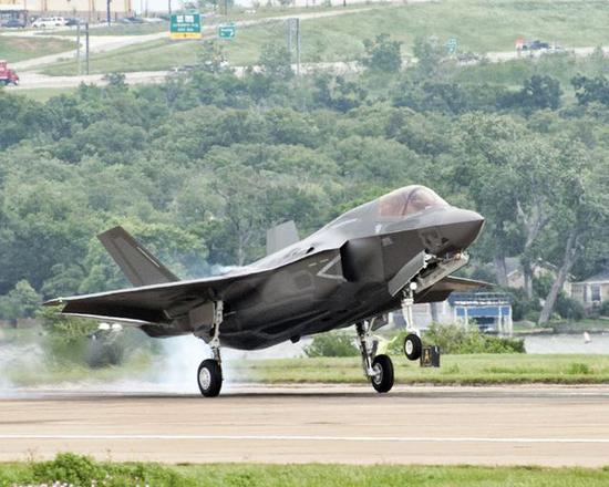 图：F-35B战斗机正在进行起降训练