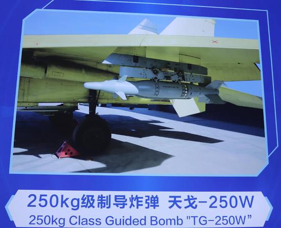 歼11战斗机也可以改装挂载250公斤级别的滑翔炸弹，所以还有继续使用的潜力