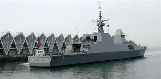 停靠在青岛大港码头的新加坡海军“坚强”号护卫舰。张庆宝 摄