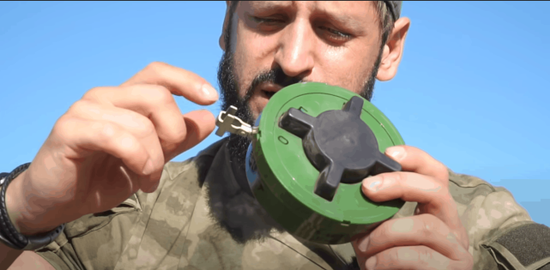 乌东部武装用缴获装备拍视频 还植入俄游戏公司