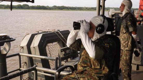 舰员正在观察周围的情况