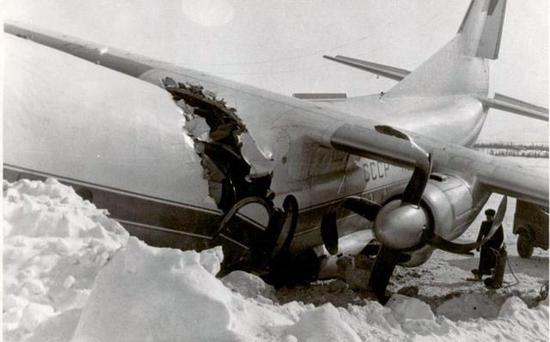 这架安-12在迫降期间，因为巨大的冲击力而机体断裂。