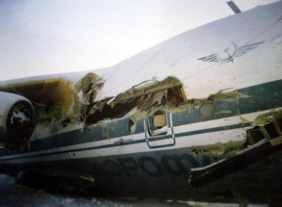 在巨大的冲击力面前，机身也会产生裂缝。