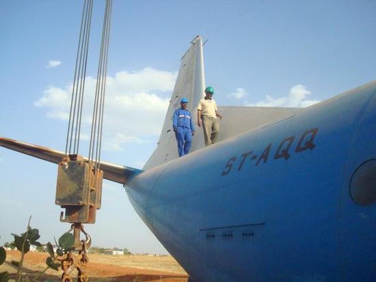 工作人员正准备吊装尾部的部件