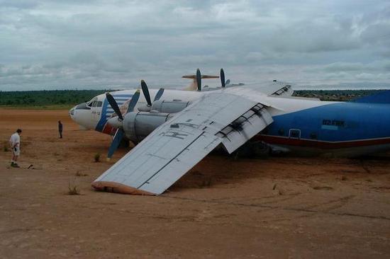 迫降后机腹贴地的安-12运输机