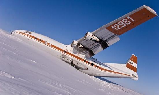 严寒之地，也有摔掉的安-12运输机的身影。