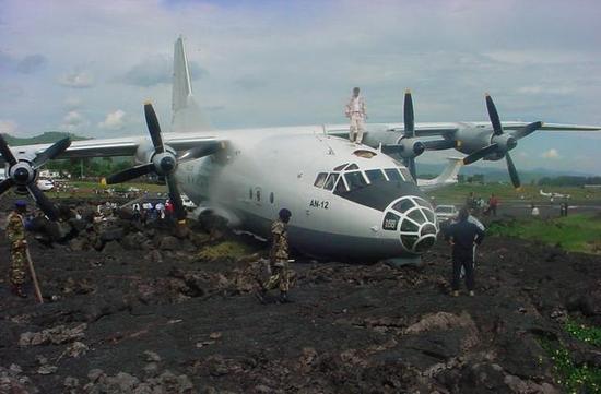 又一架迫降的安-12运输机