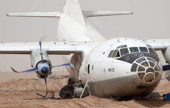 一架迫降的安-12运输机，左侧螺旋桨已经被打弯。