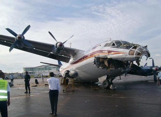 机头严重撞裂，机身已经扭曲。