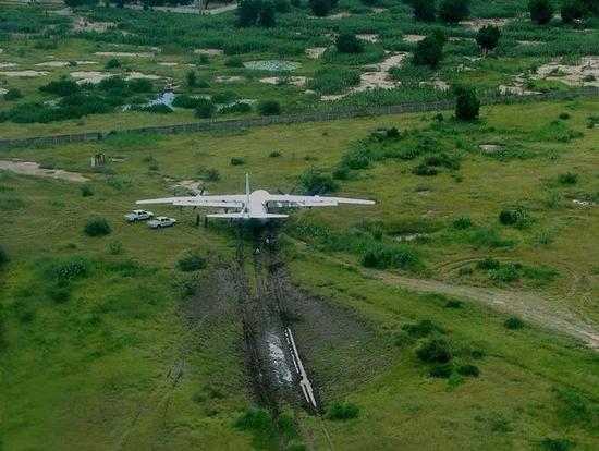 安-12飞机在草地上犁开的两条沟