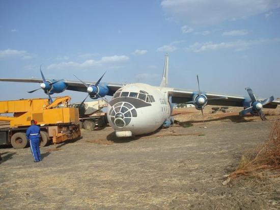 由于损毁严重，不得不将该飞机进行切割，然后运走。