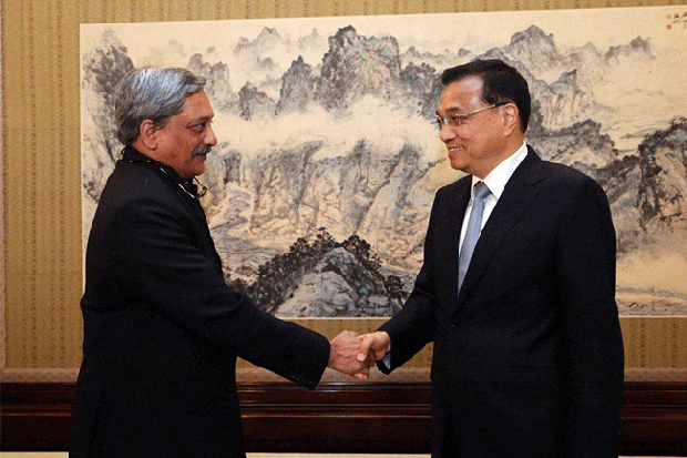 资料图：4月19日，国务院总理李克强在北京中南海紫光阁会见印度国防部长帕里卡尔。