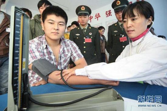 据悉,今年北京市征兵体检共分两个阶段,第一阶段体检对象对象主要是以