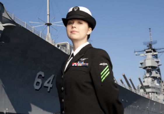 资料图:美国海军女兵前不久,驻日美军基地工作人员在冲绳当地强奸杀人