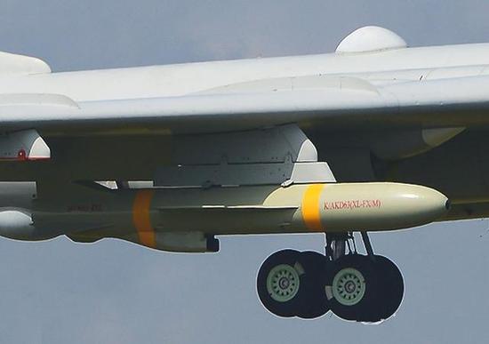 此次由轰-6k轰炸机挂飞到珠海的鹰击-63导弹,其弹体外部的型号标识为k