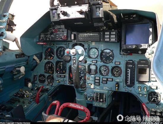 图:苏27座舱,驾驶杆在中间