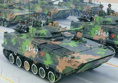 参加国庆阅兵的wz502(zbd04)步兵战车列阵