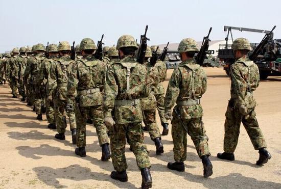 日本不断扩充军备却苦了自卫队员 穷到没厕纸