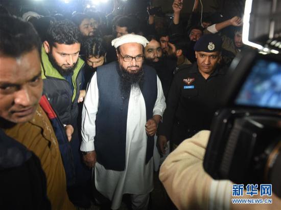  1月31日凌晨，在巴基斯坦拉合尔，恐怖组织“达瓦慈善会”头目哈菲兹·赛义德（前排左二）被送往家中接受软禁。 