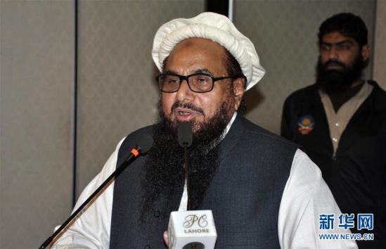  1月30日，在巴基斯坦拉合尔，恐怖组织“达瓦慈善会”头目哈菲兹·赛义德（中）在被送往家中接受软禁前向媒体讲话。 