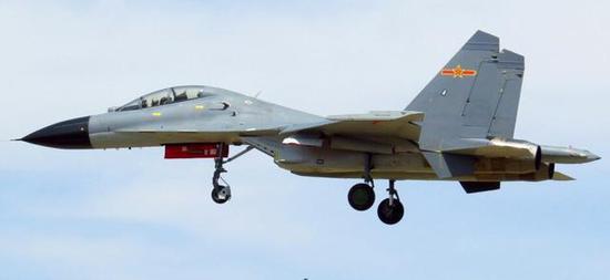 双发重型战斗机试飞的图片,据判断应该是沈飞最新研制的歼-11d战机