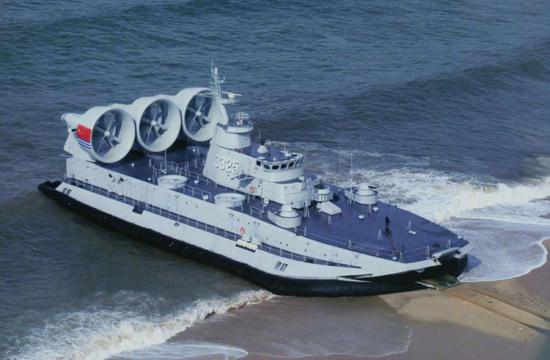 我军装备的"野牛"登陆艇首艇开展登陆训练.