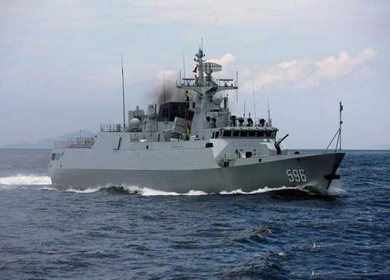 的一艘新型056/056a轻型护卫舰在海南港口城市三亚的榆林海军基地入列