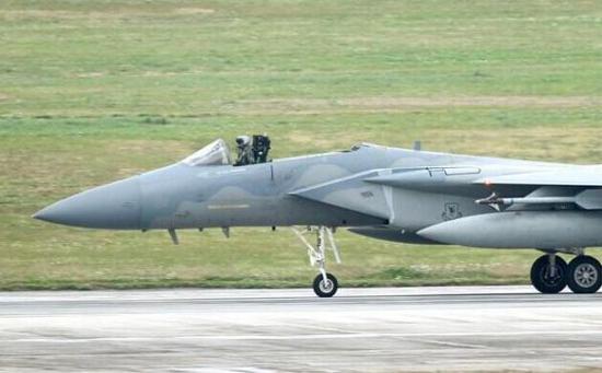  2014年，1架美军的F-15C在冲绳嘉手纳基地紧急降落，其座舱盖在飞行中掉落，飞行员：“？？？” 