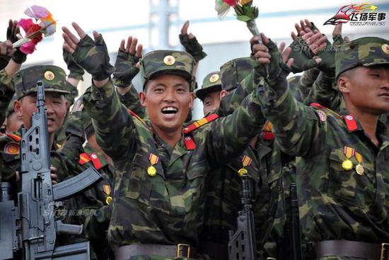 外媒称朝鲜士兵端仿真枪参加阅兵然而当天就被打脸