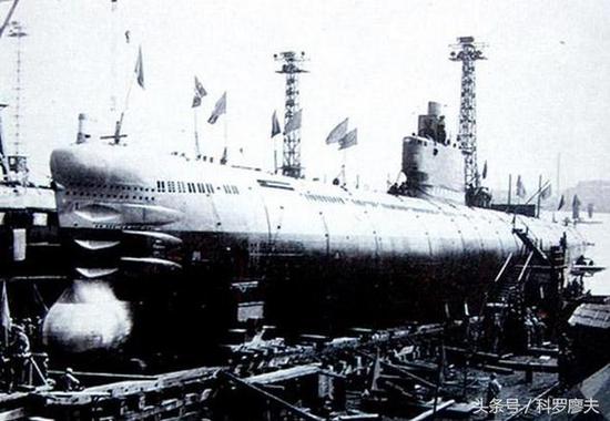 中国海军6603型首制艇下水后来中国又根据r级潜艇的资料进行了仿制