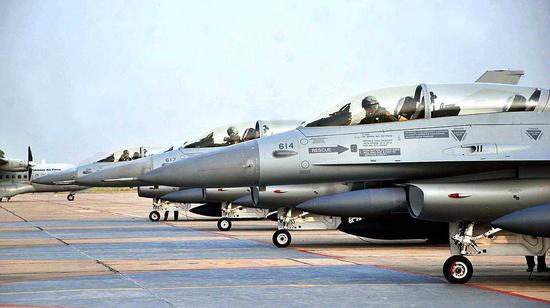 (巴基斯坦空军从美国采购的f-16双座战斗机)不仅如此,执行高风险对地