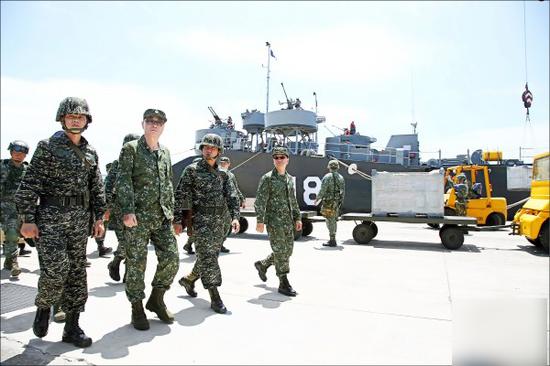 台湾军演用F16模拟解放军闪电进攻 蔡英文现场观看_手机新浪网