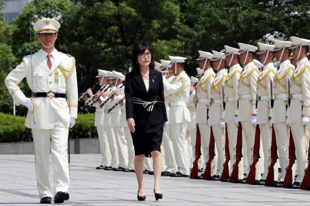 资料图:日本防卫大臣稻田朋美视察日本自卫队