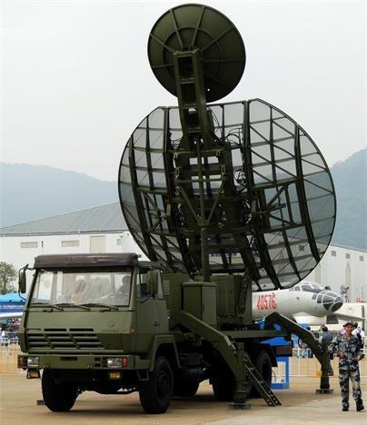 这是一种机动部置的雷达系统,其雷达天线车采用6乘6的越野机动底盘上
