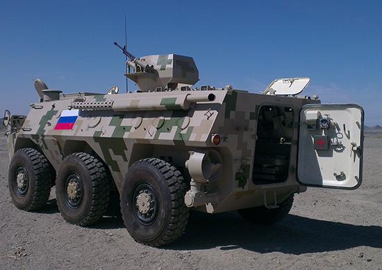 刷上了俄罗斯国旗的zsl92式轮式装甲输送车
