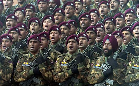 印军空降兵手持以色列tar-21步枪接受检阅