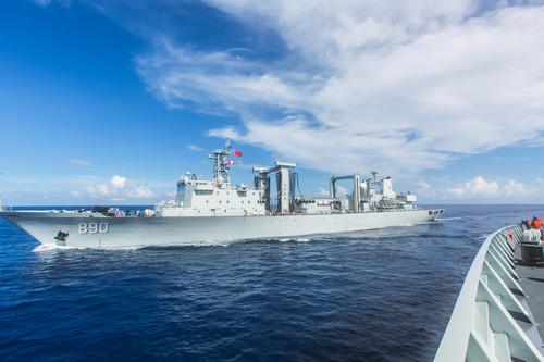 资料图片:中国海军综合补给舰巢湖舰.新华社记者 许寿明 摄