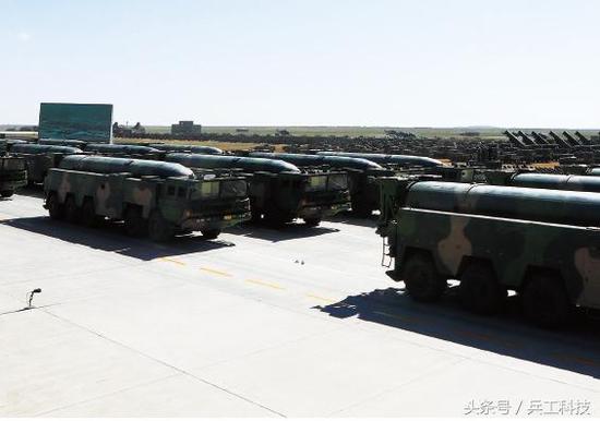 中国新型东风16改导弹亮相 弹头重量超东风21