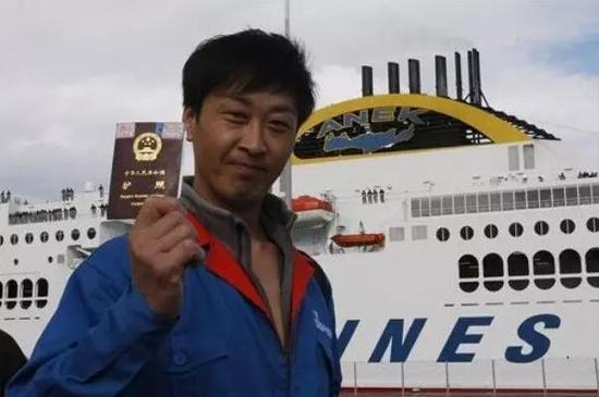 手持中国护照的利比亚侨民