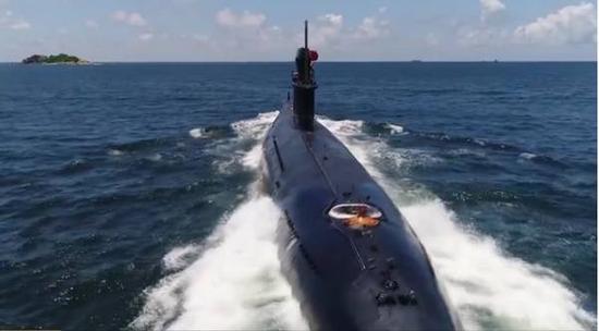 我军035b潜艇演练直航鱼雷攻岛隔壁这国海军也干过