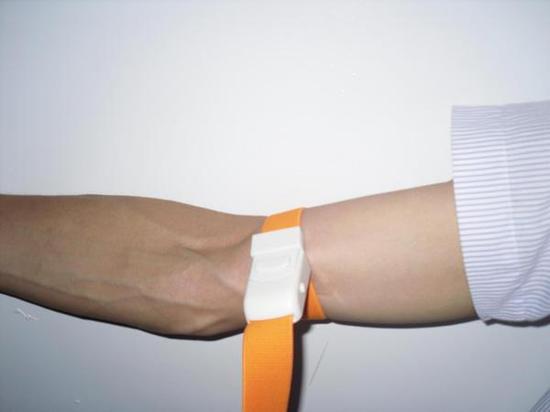 图:早年广泛用橡胶管做止血带传统上的战场急救止血方法,首先是判断