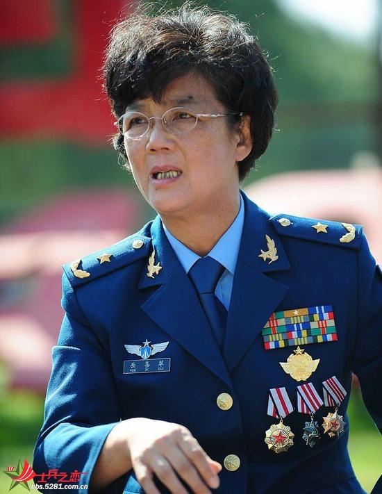 中国海军运8电子战飞机迎来首批女操作手图