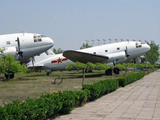 c-46看起来圆滚滚的,非常可爱.机身截面是少见的8字型