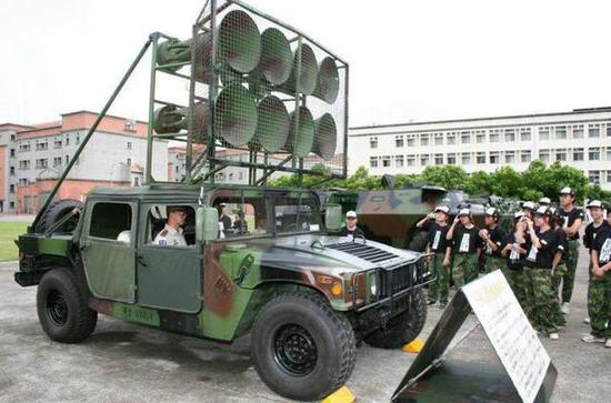 台军老坦克装上大喇叭搞心理战想劝99式坦克投降
