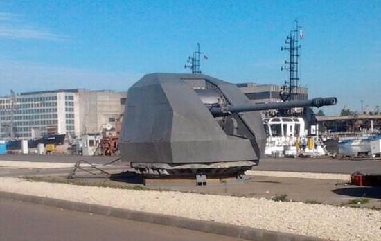 图为俄罗斯现代级的双联130毫米舰炮,炮塔下面还是堆积着一坨一坨的"