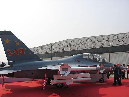 教练10的攻击型该机在设计上就强调航电先进,攻击型进一步提升了,换装