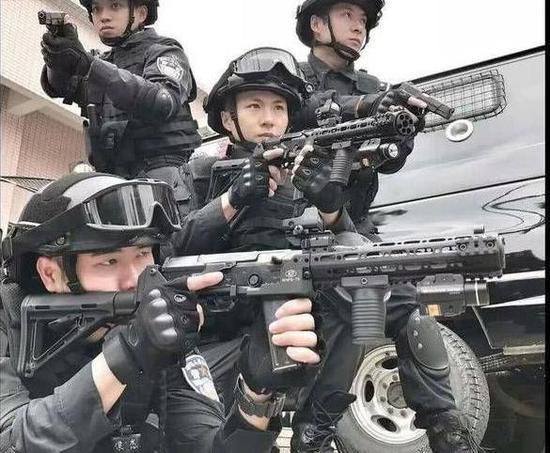 我特警79式微冲爆改老将换新颜服役近40年依然蓬勃