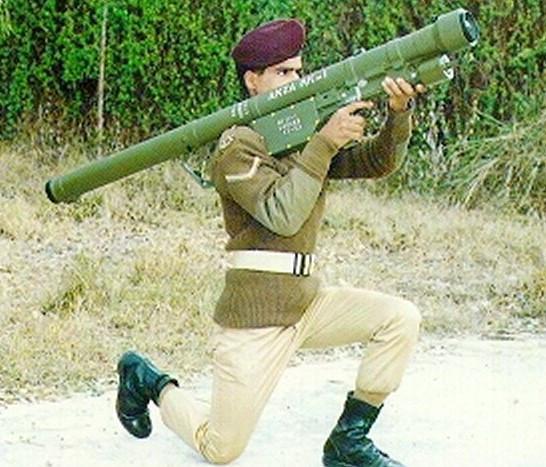 图为巴基斯坦的anza-1肩扛式防空导弹,该弹是中国红缨-5的授权生产