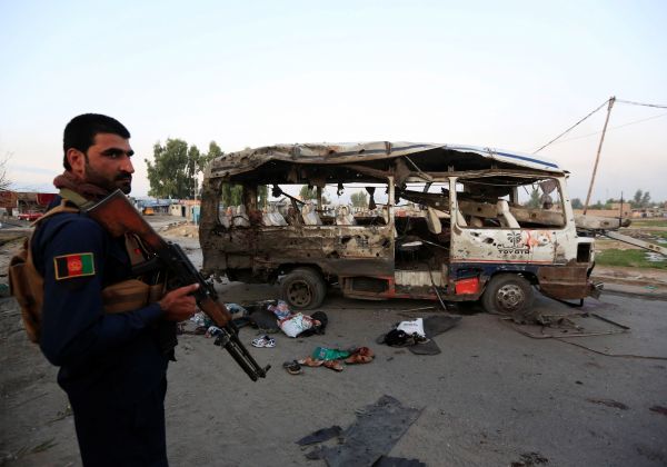 10月7日，在阿富汗贾拉拉巴德，警察查看炸弹袭击事件现场。 新华社/路透